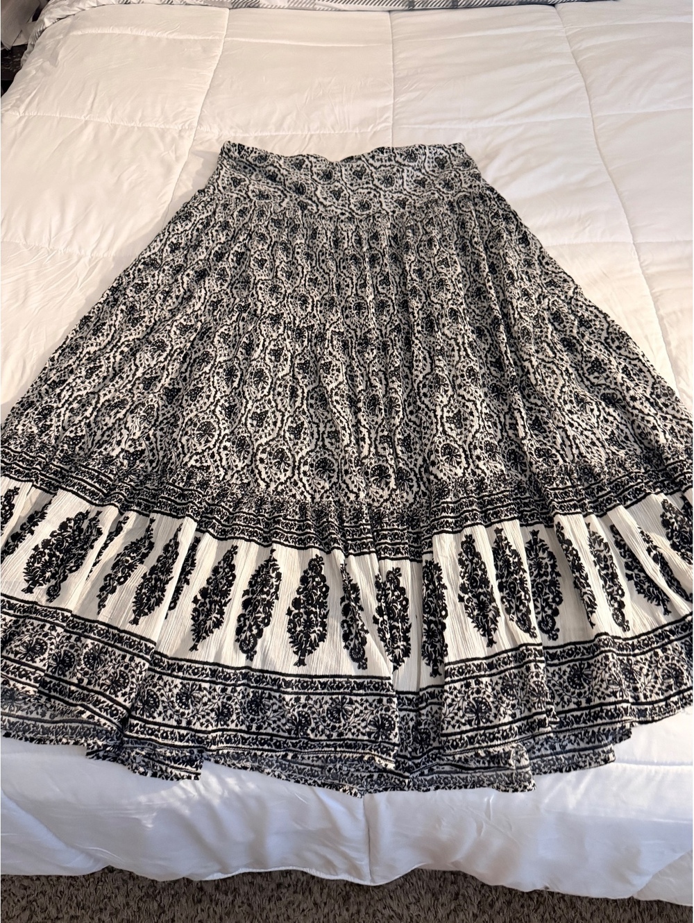 Chaps Women's Black and White Patterned Midi Skirt Size S/P